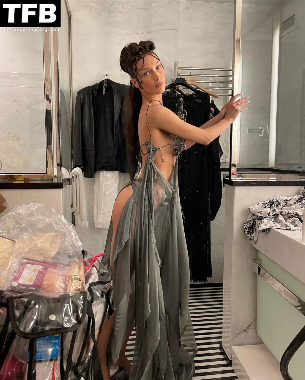 Bella Hadid Teases Fappers with Her Sexy Tits &amp; Butt (29 Photos)