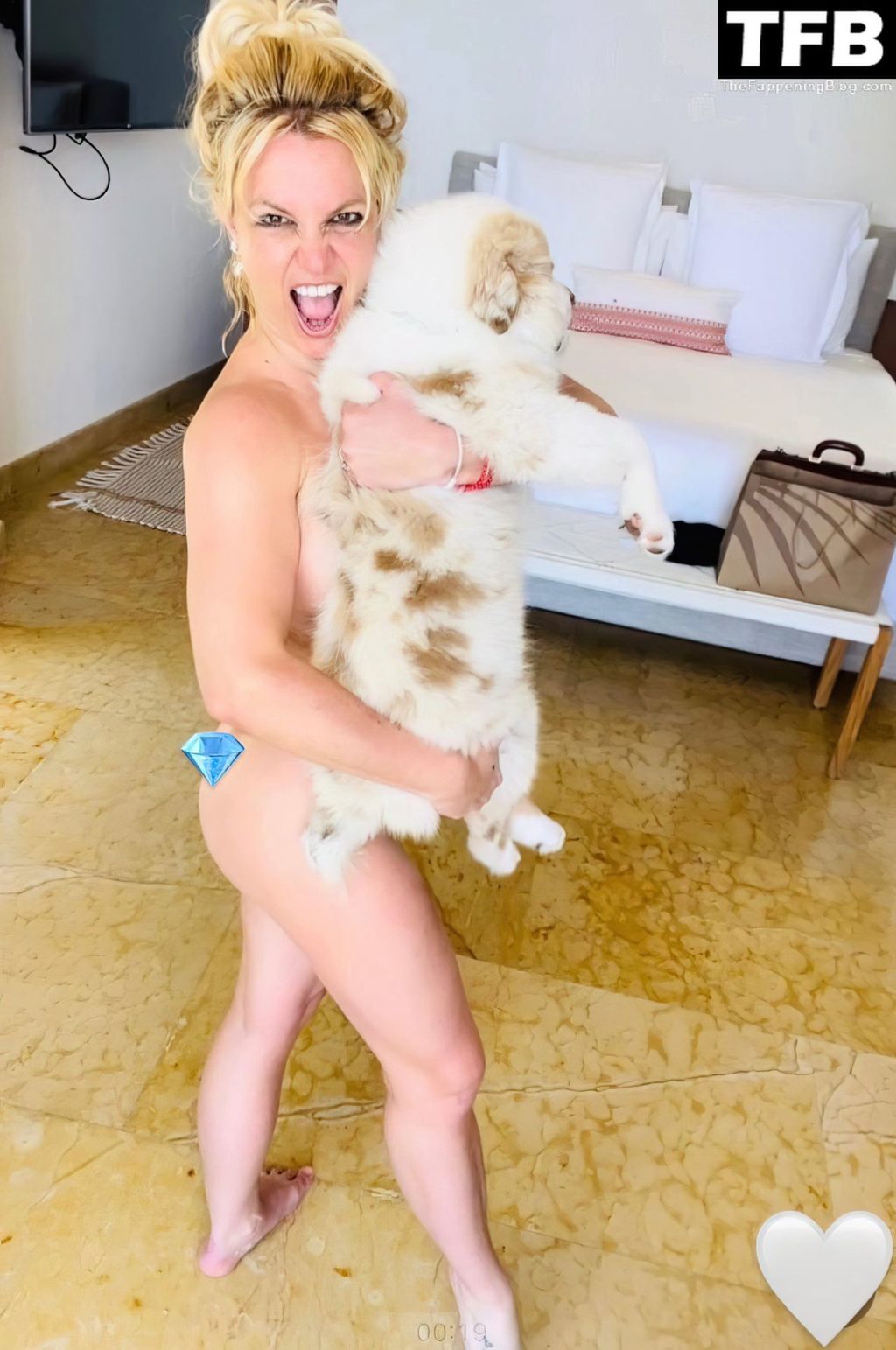 Britney Spears Poses Naked With Her Pooch (6 Photos)