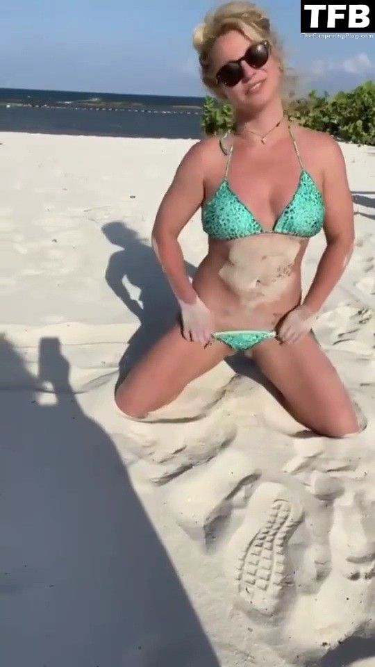 Britney Spears Sexy &amp; Topless (9 Pics + Video)