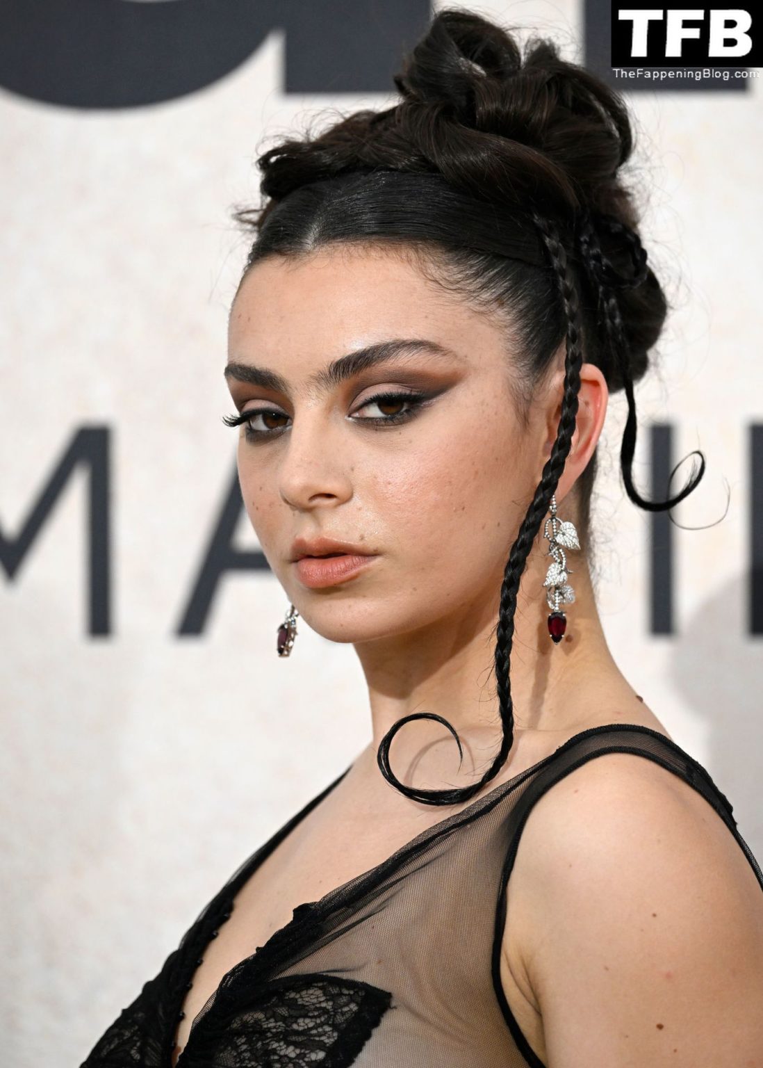 Charli Xcx Flashes Her Nude Tits At The Amfar Gala Cannes 2022 In Cap D