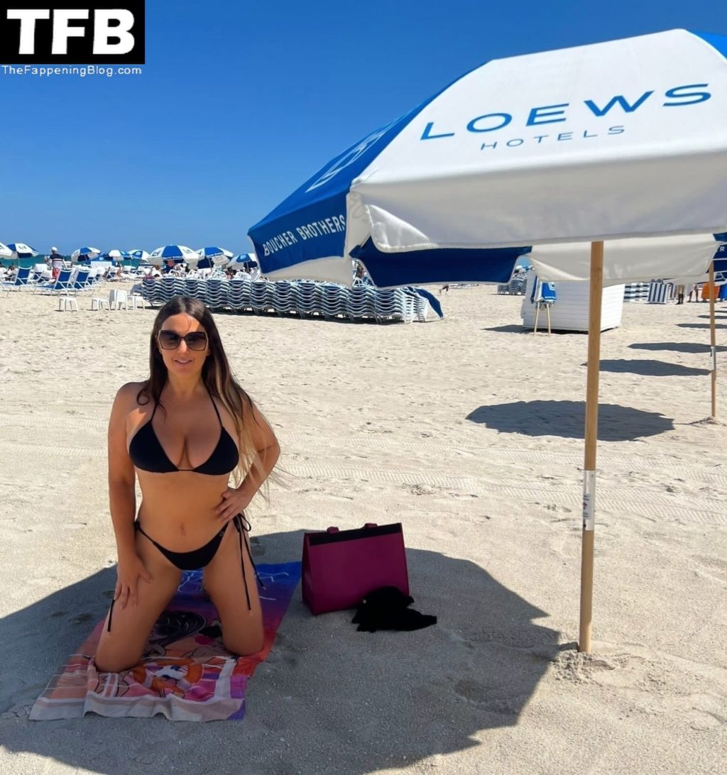 Claudia Romani Shows Off Her Curves on the Beach (17 Photos)