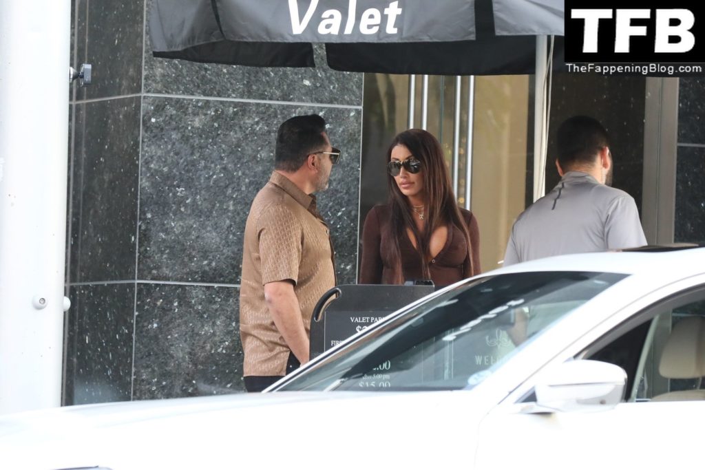 Busty Holly Sonders &amp; Oscar De La Hoya Leave Lunch Date at Avra in Beverly Hills (28 Photos)