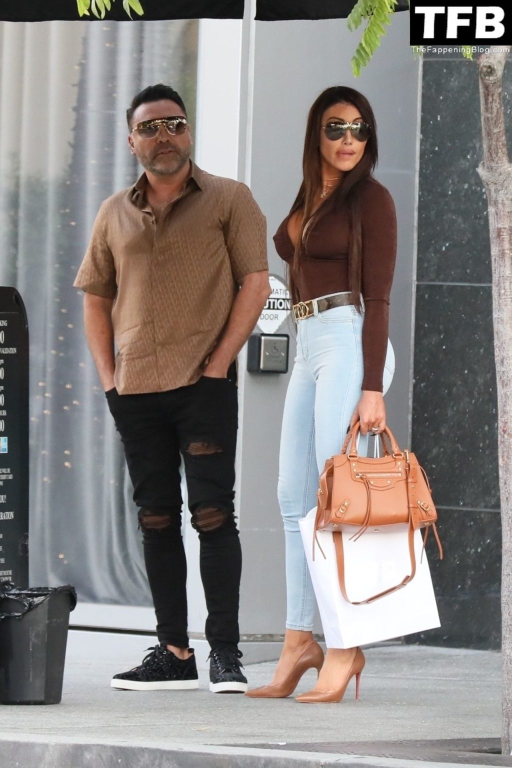 Busty Holly Sonders &amp; Oscar De La Hoya Leave Lunch Date at Avra in Beverly Hills (28 Photos)