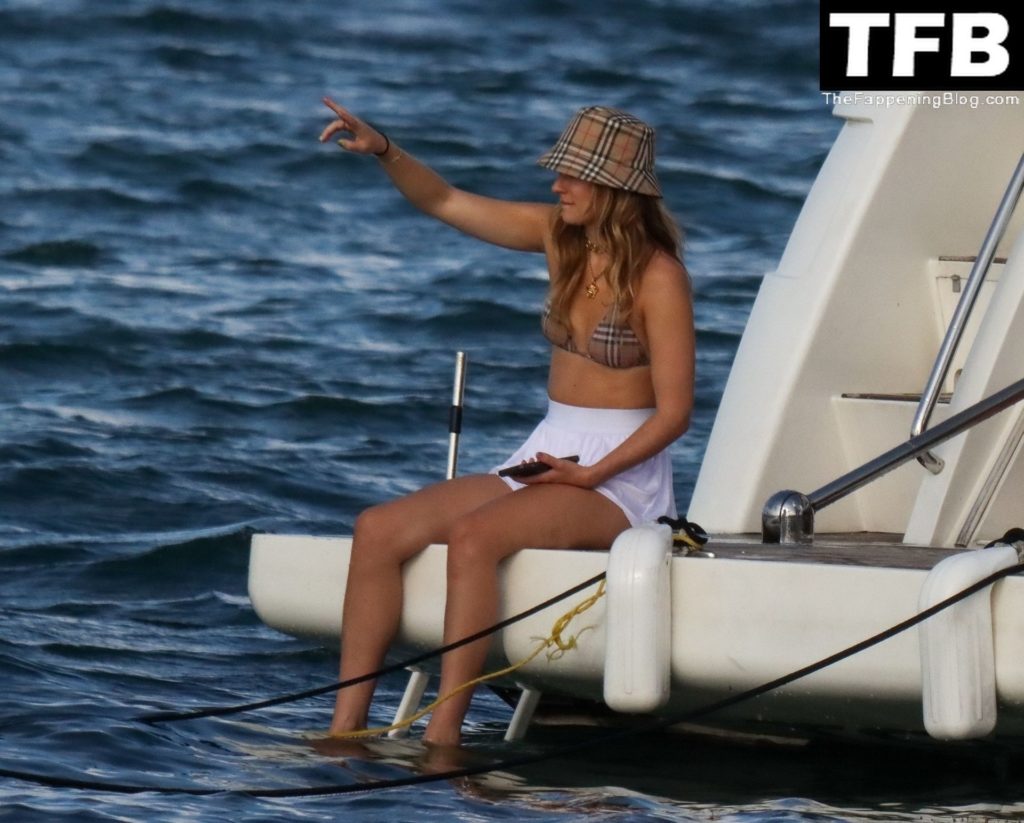 Jena Frumes, Lele Pons, Hannah Stocking Enjoy a Day on the Boat in the Bay of Miami Beach (51 Photos)