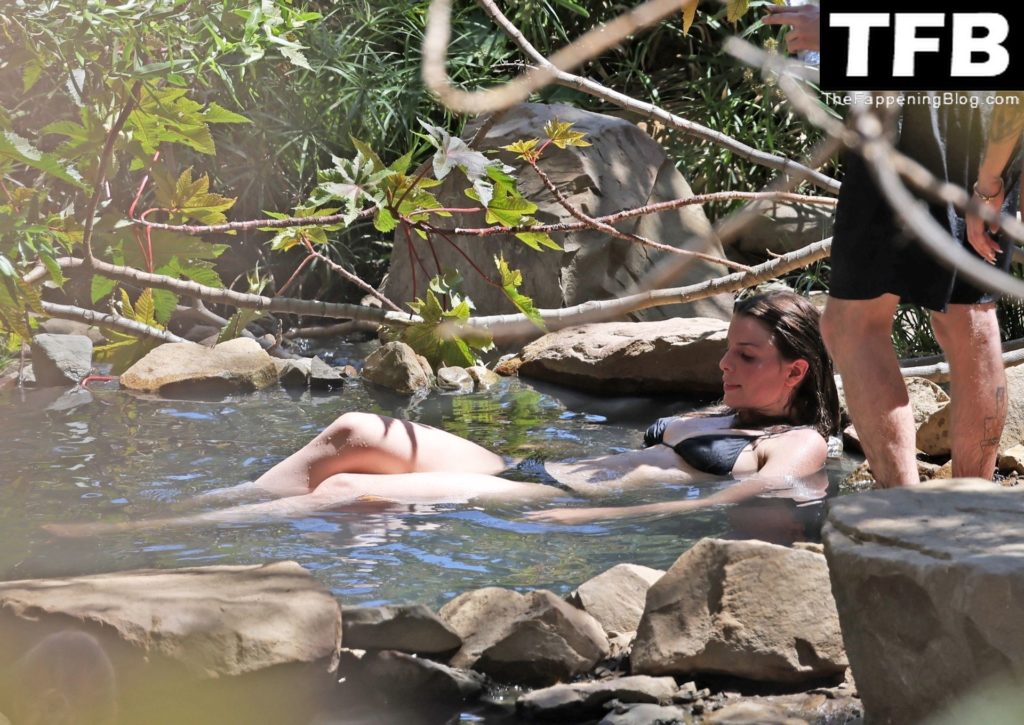 Julia Fox Spends a Relaxing Day with Friends Bathing in Mud at the Montecito Hot Springs (71 Photos)