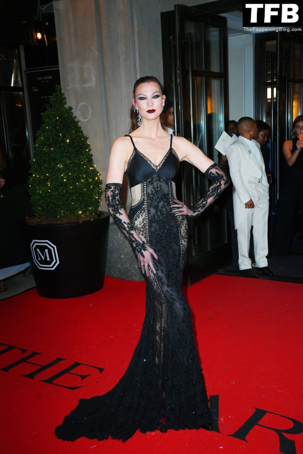 Karlie Kloss Poses on the Red Carpet at The 2022 Met Gala in NYC (46 Photos)