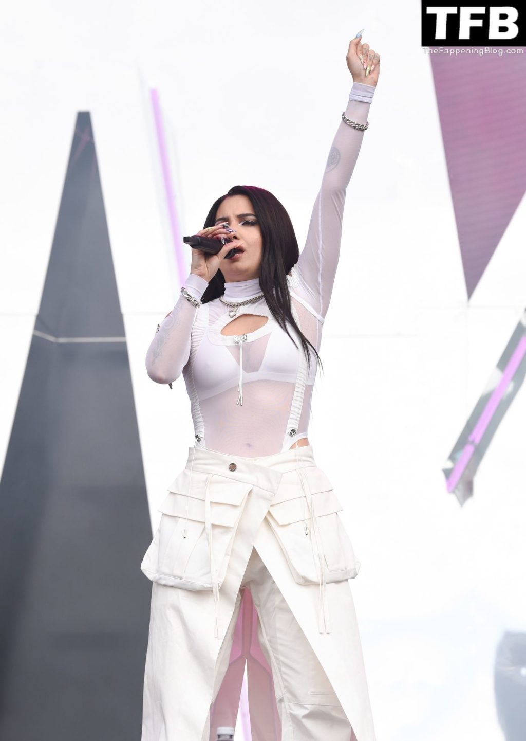 Busty Mabel Performs at Radio 1 Big Weekend in Coventry (39 Photos)