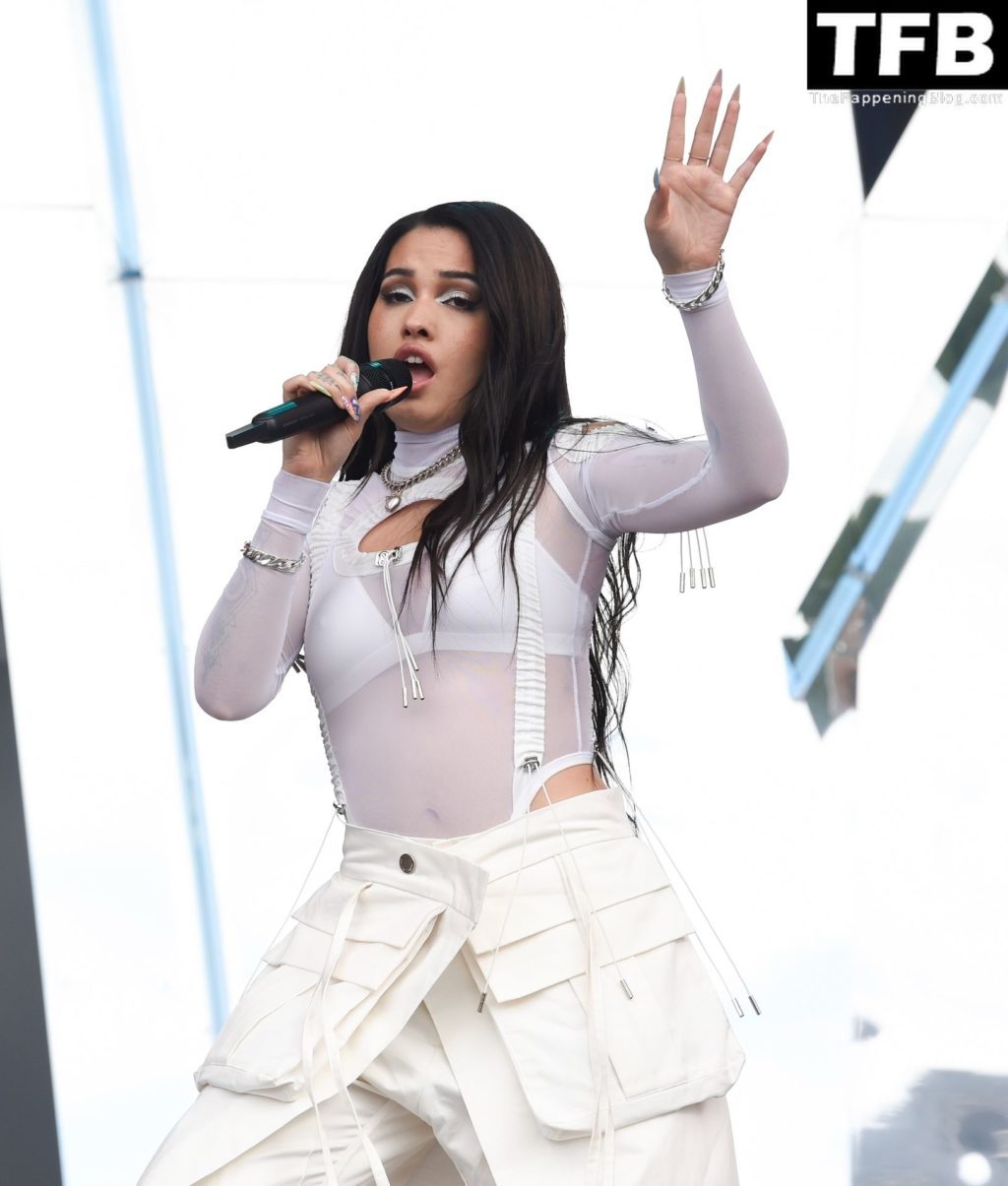 Busty Mabel Performs at Radio 1 Big Weekend in Coventry (39 Photos)