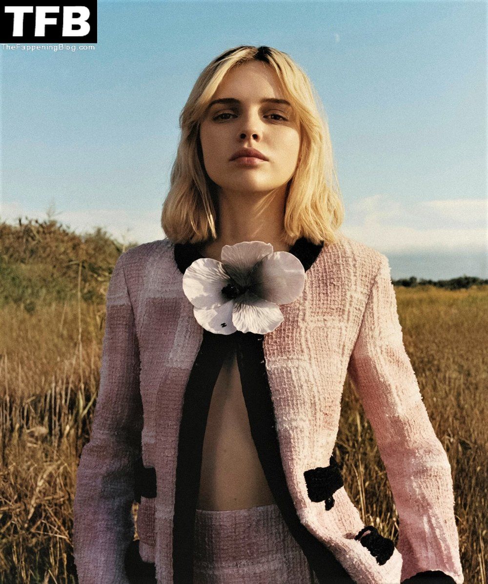 Odessa-Young-by-Jon-Ervin-for-Vogue-Australia-February-2022-11-thefappeningblog.com_.jpg