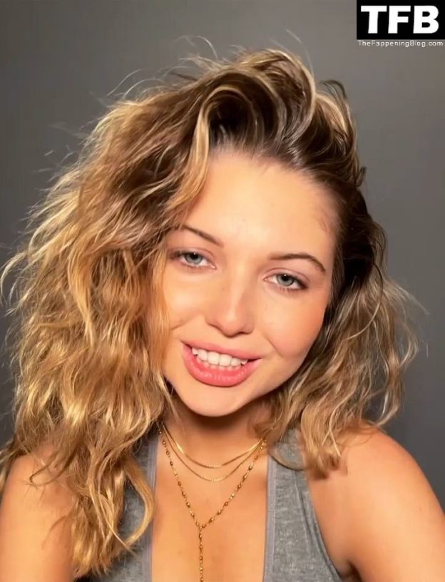 Sammi Hanratty Shows Off Her Sexy Tits 23 Photos Thefappening