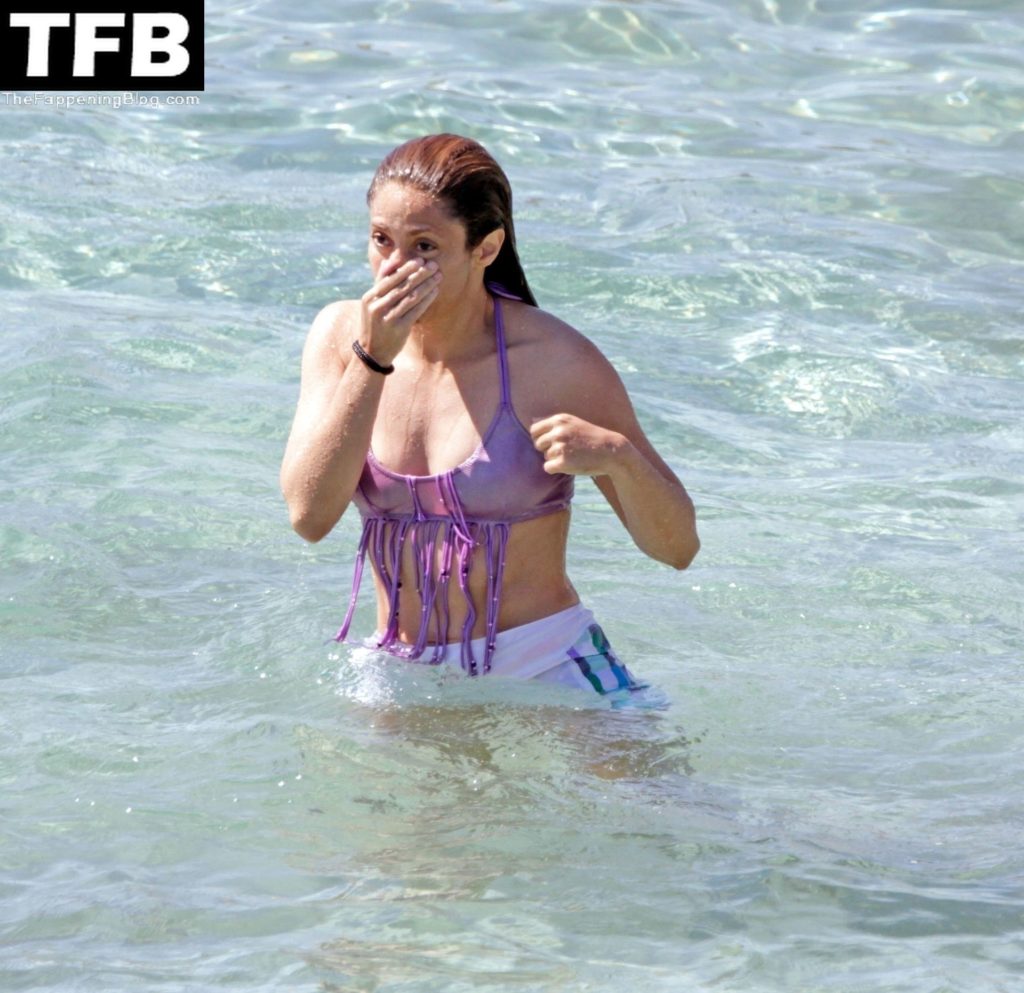 Shakira Shows Off Her Toned Beach Body in Ibiza (10 Photos)