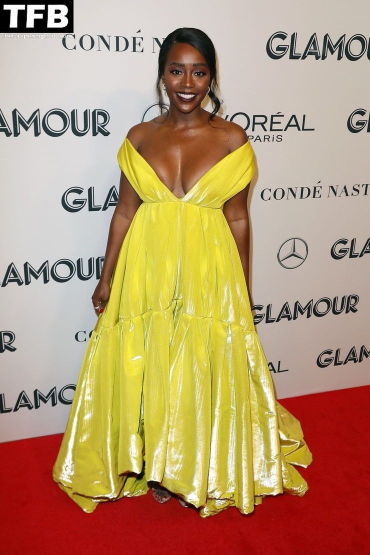 aja-naomi-king-cleavage-72287.jpg