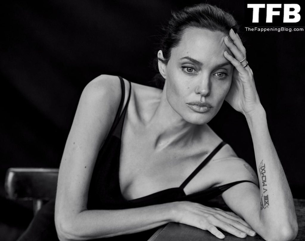 Angelina Jolie Nude &amp; Sexy Collection – Part 1 (150 Photos)