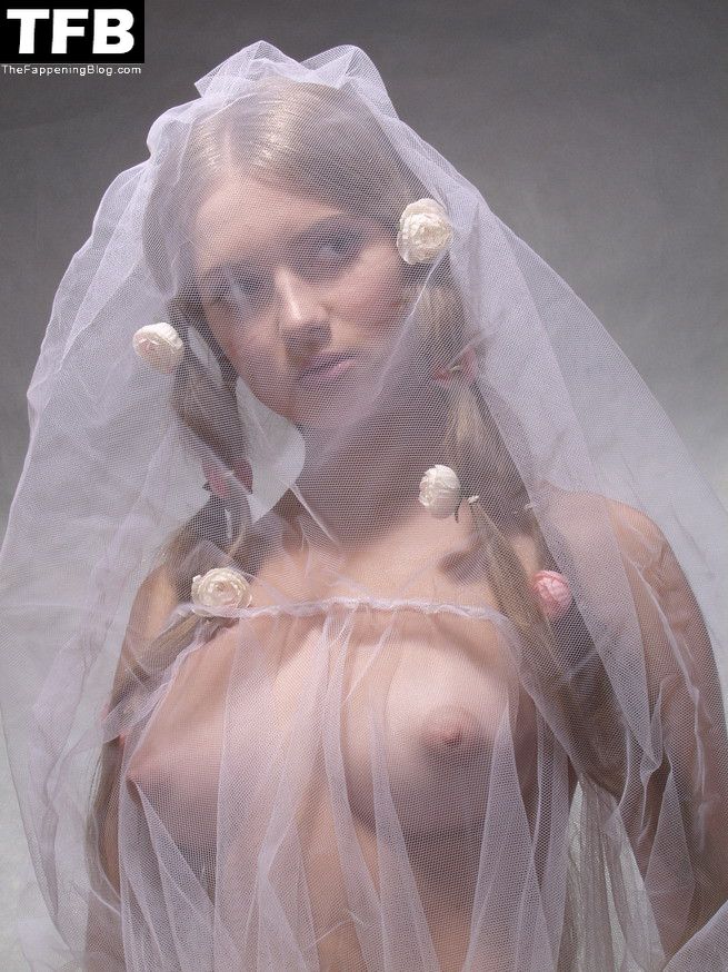 Julia Kova Nude &amp; Sexy Collection (18 Photos)