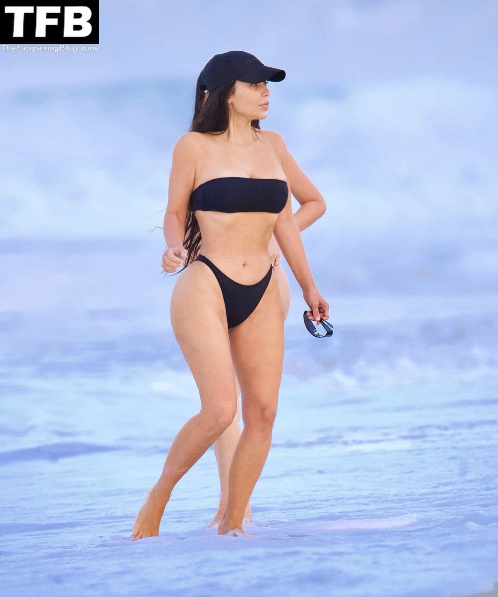 Kim Kardashian Hot (11 Photos)