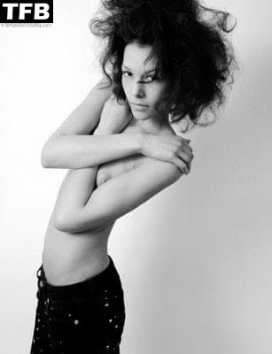 Mecia Simson Nude &amp; Sexy (7 Photos)