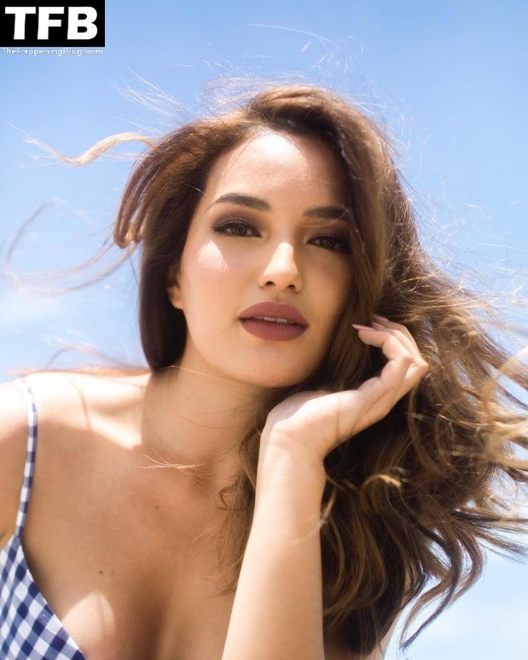 Sarah Lahbati Sexy (12 Photos)