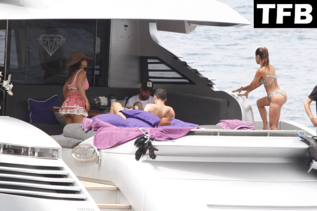 Antonela Roccuzzo &amp; Lionel Messi Share Some PDA in Ibiza (17 Photos)