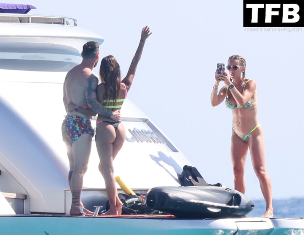 Antonela Roccuzzo &amp; Lionel Messi Enjoy Their Summer Break Out in Formentera (37 Photos)