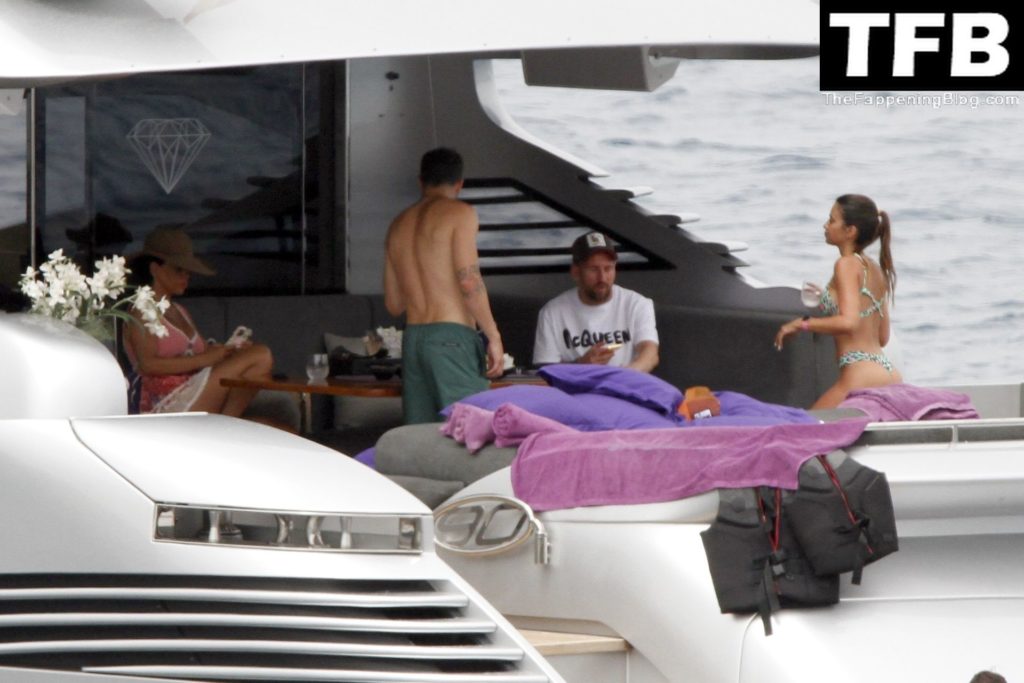 Antonela Roccuzzo &amp; Lionel Messi Share Some PDA in Ibiza (17 Photos)