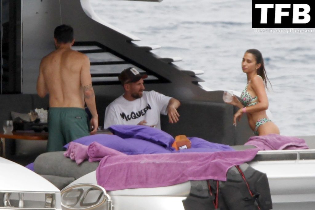 Antonela Roccuzzo &amp; Lionel Messi Share Some PDA in Ibiza (17 Photos)