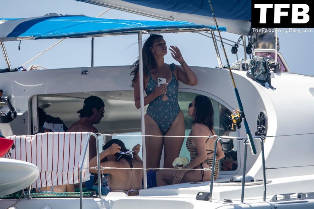 Robin Thicke &amp; April Love Geary Enjoy Their Vacation in Cabo (11 Photos)