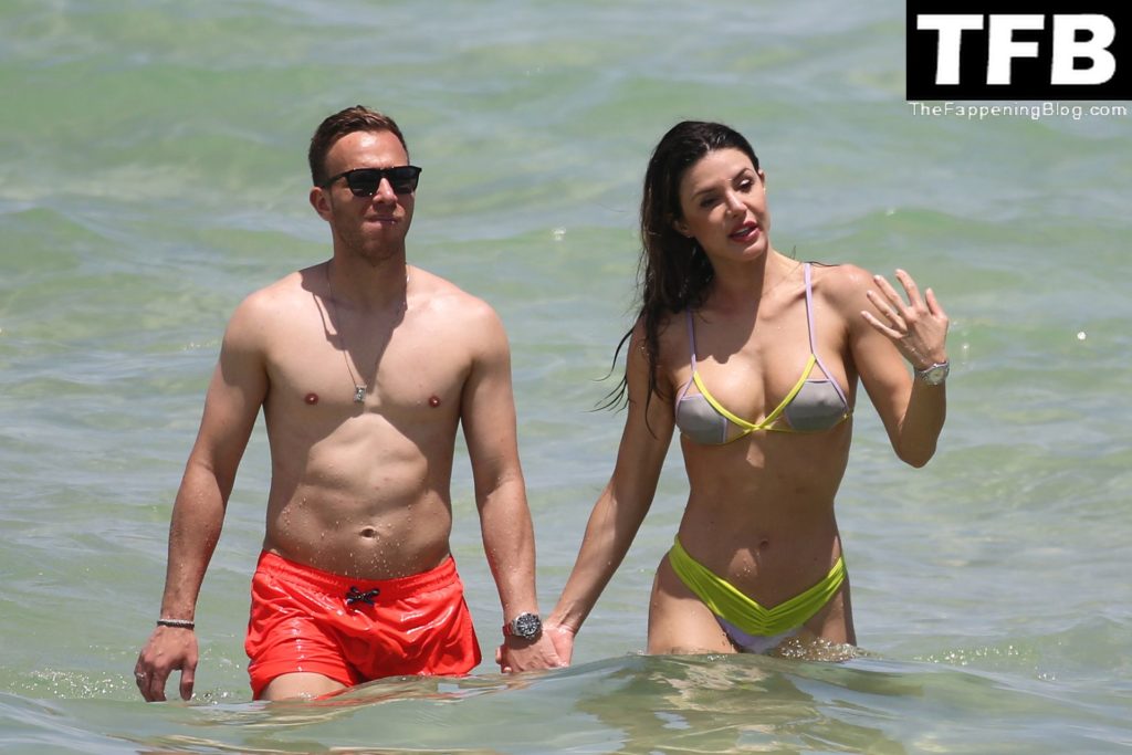 Arthur Melo Hits the Beach with His Girlfriend in Miami (8 Photos)
