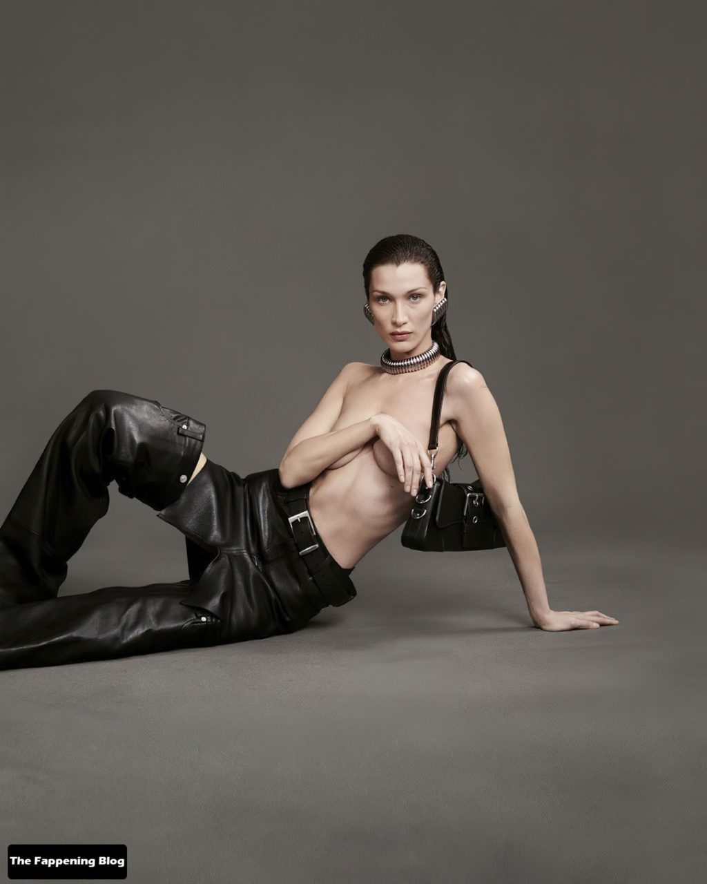 Bella Hadid Nude &amp; Sexy Collection (19 Photos)
