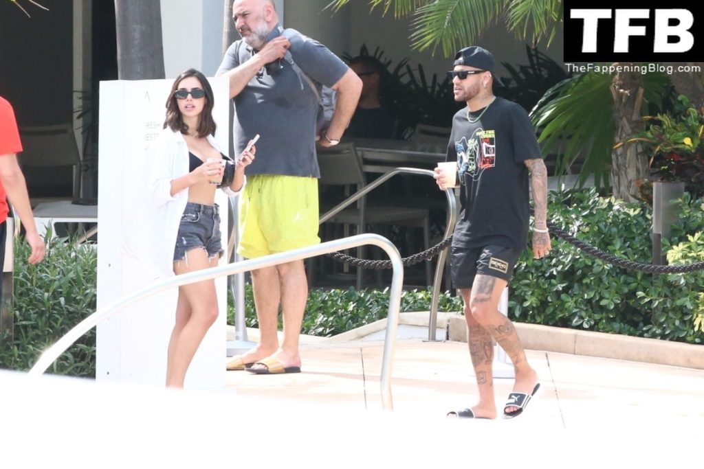 Bruna Marquezine &amp; Neymar Jr. Have a Moment at the Fontaneabluea Resort in Miami Beach (16 Photos)