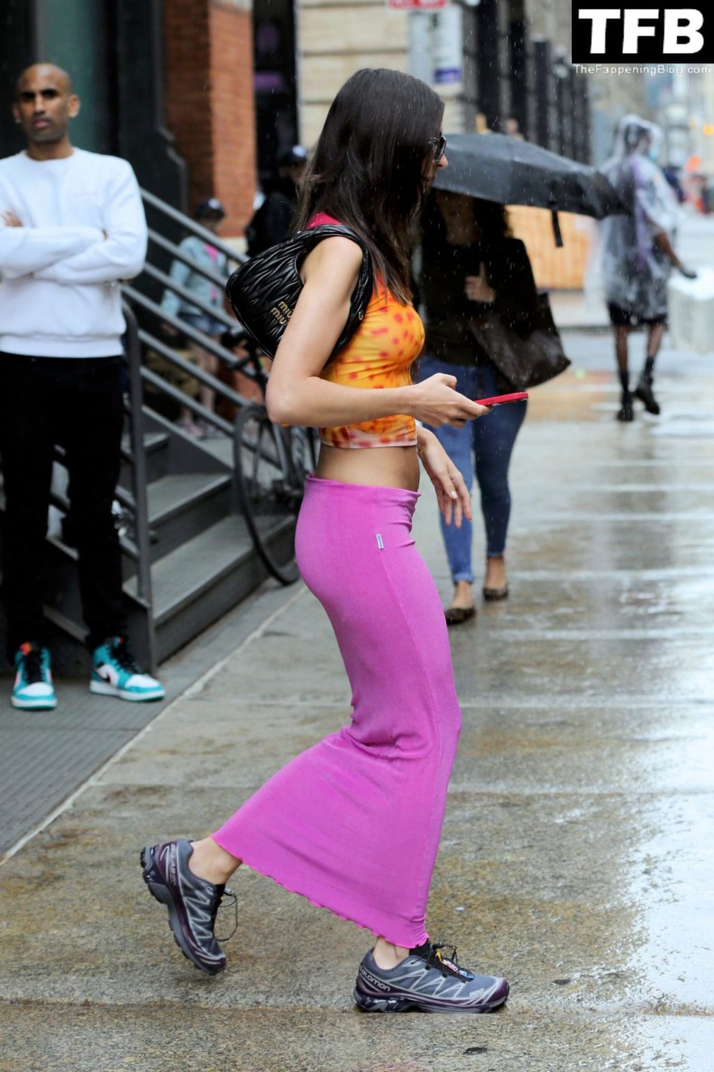 Emily Ratajkowski Shows Off Her Slim Waist in the Rain (32 Photos)