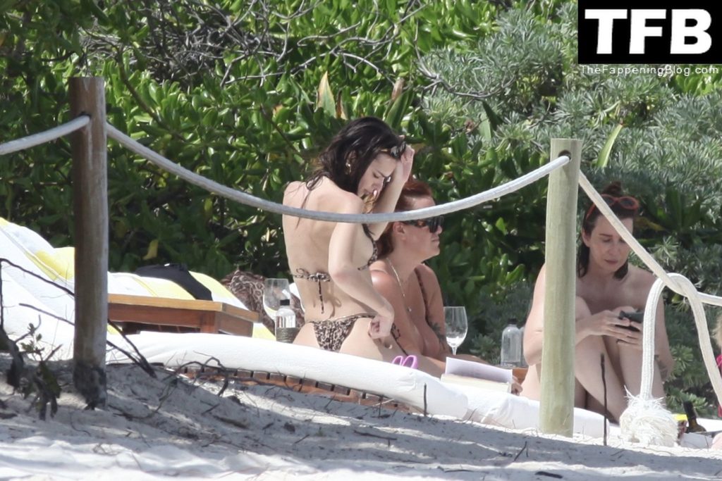 Emily Ratajkowski Shows Off Her Supermodel Figure as She Hits the Beach in Mexico (92 Photos)