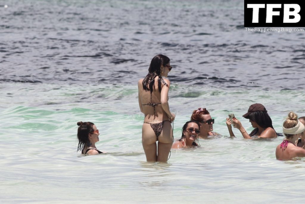 Emily Ratajkowski Shows Off Her Supermodel Figure as She Hits the Beach in Mexico (92 Photos)