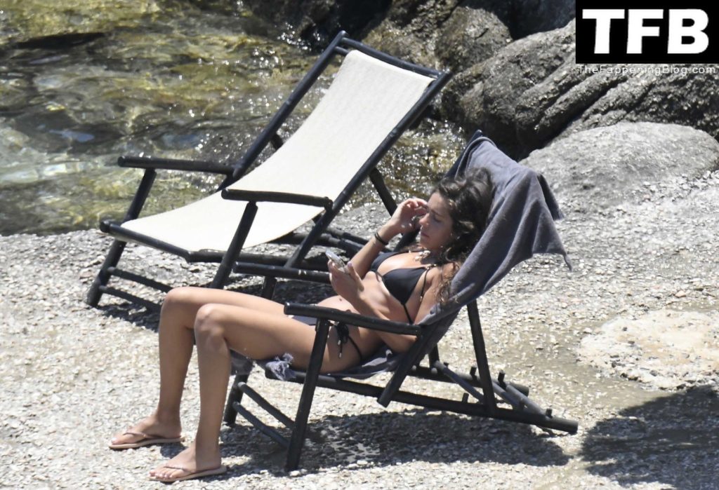 Izabel Pakzad Displays Her Sexy Bikini Body on the Beach (7 Photos)