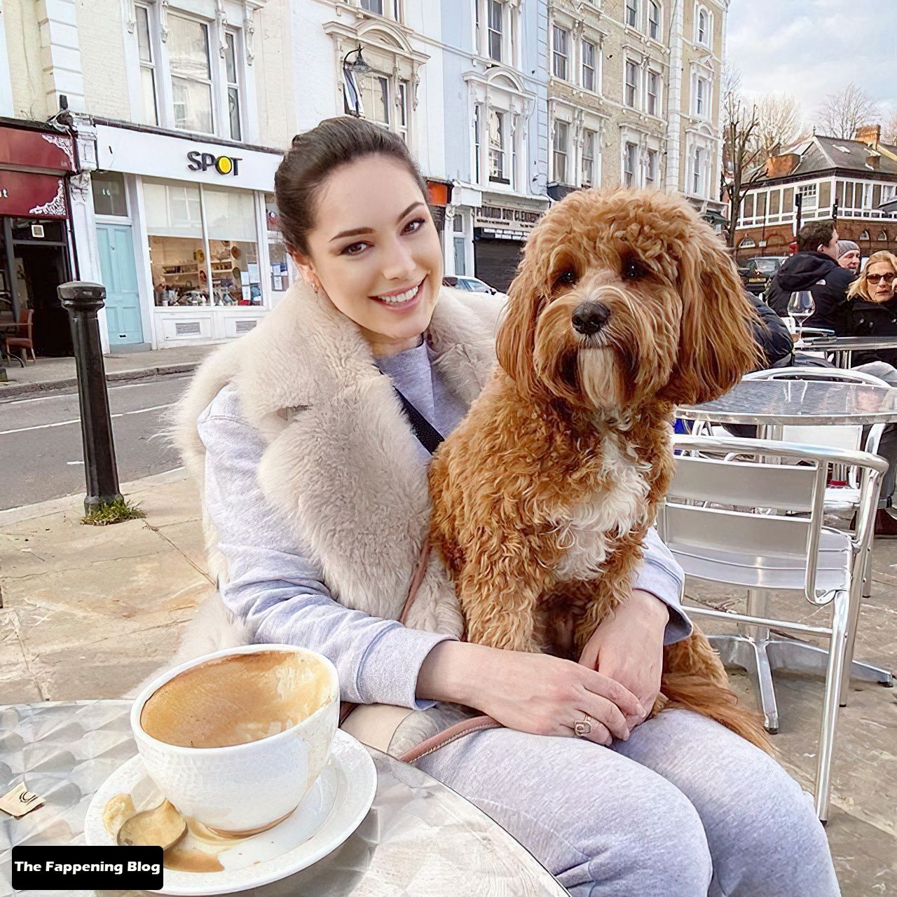 Kelly-Brook-Gorgeous-with-Dog-1-thefappeningblog.com_.jpg
