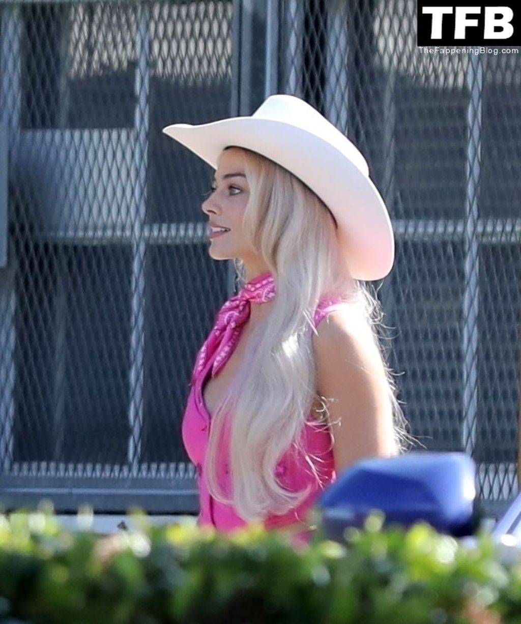 Margot Robbie &amp; Ryan Gosling Wear Cowboy Hats in a Scene for “Barbie” in LA (26 Photos)