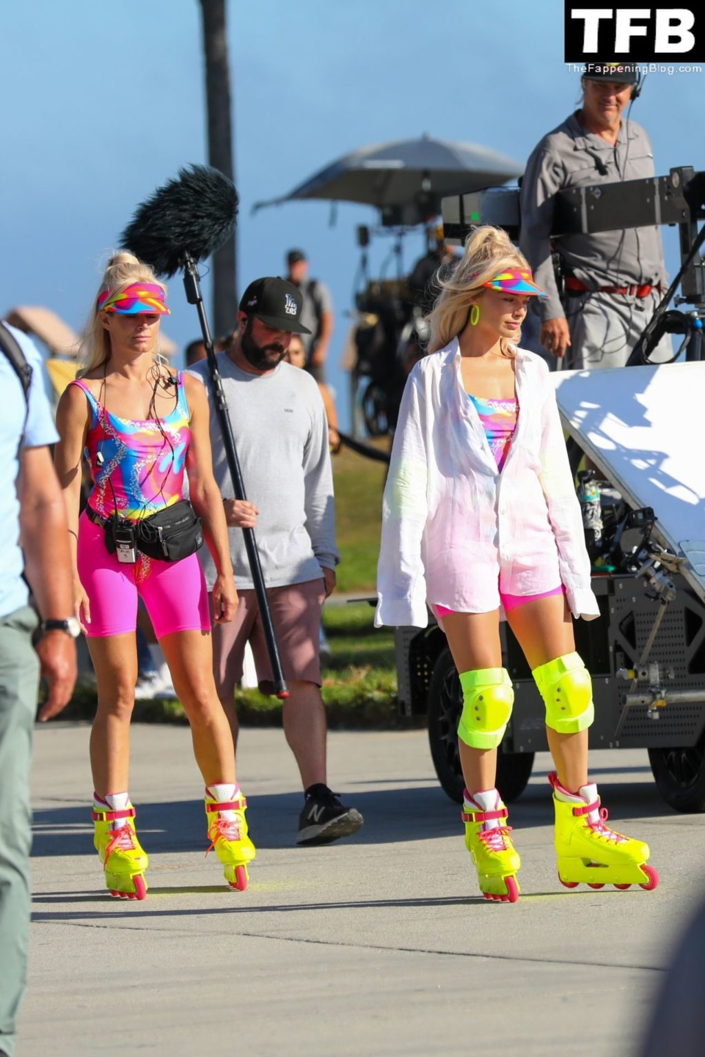 Margot Robbie &amp; Ryan Gosling Film a ‘Barbie’ Roller Skating Scene at Venice Beach (115 Photos)