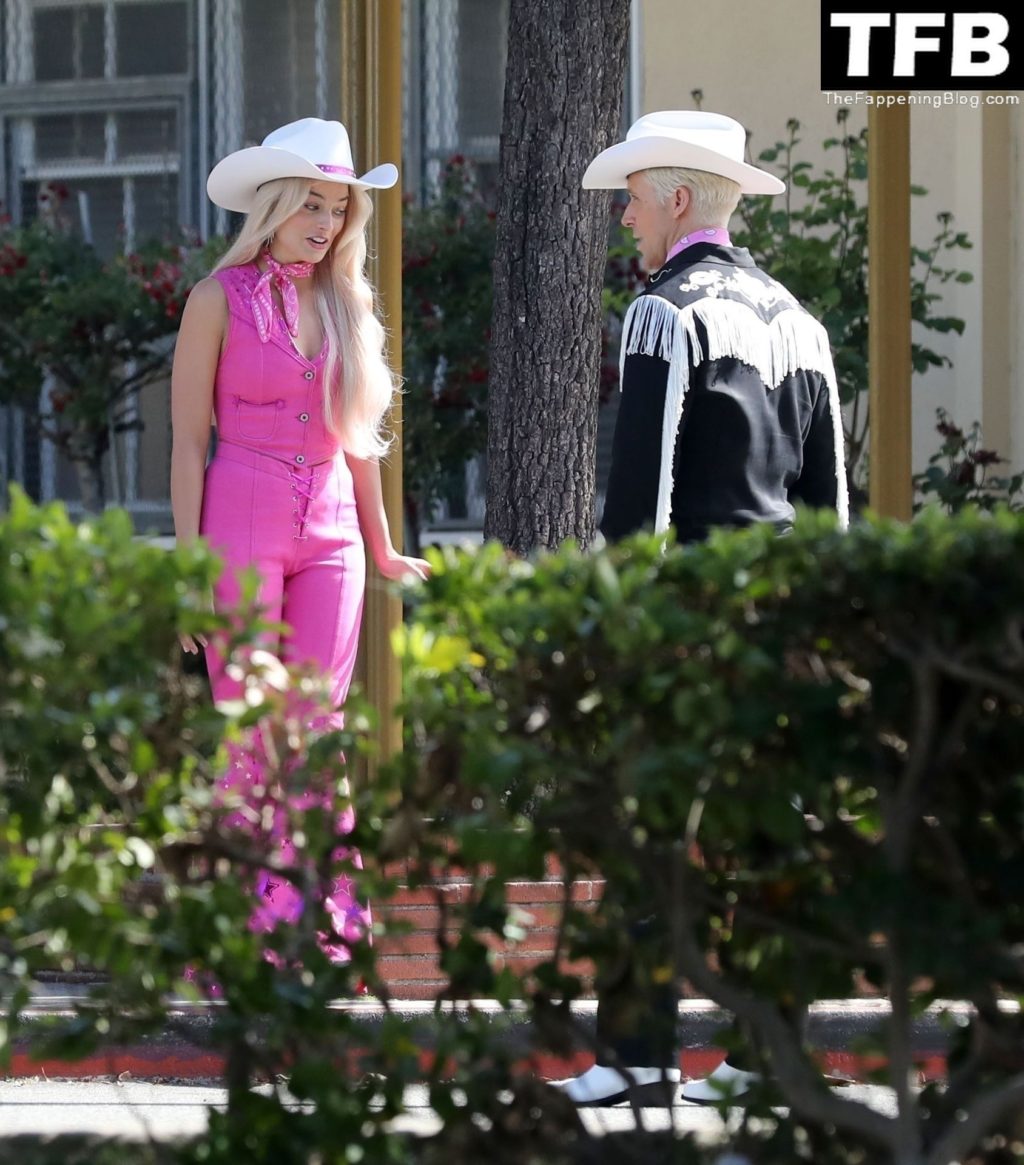 Margot Robbie &amp; Ryan Gosling Wear Cowboy Hats in a Scene for “Barbie” in LA (26 Photos)