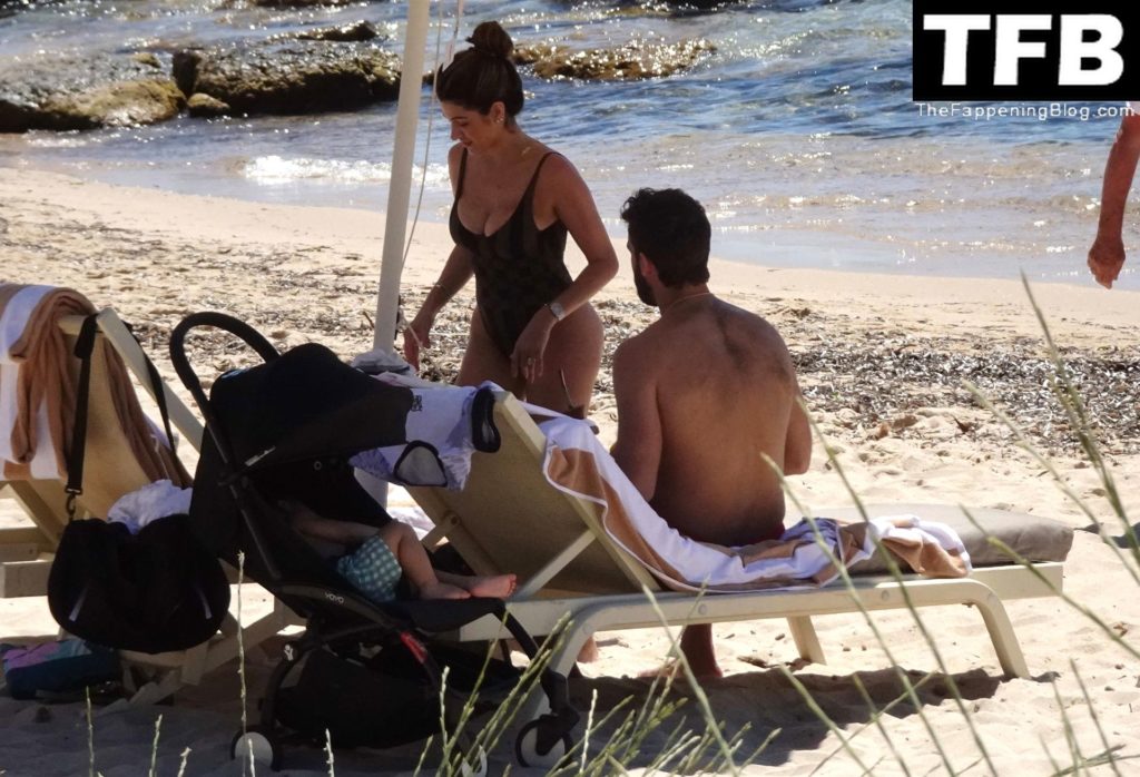 Natália Loewe &amp; Alisson Becker Enjoy a Day at the Beach in Sardinia (14 Photos)