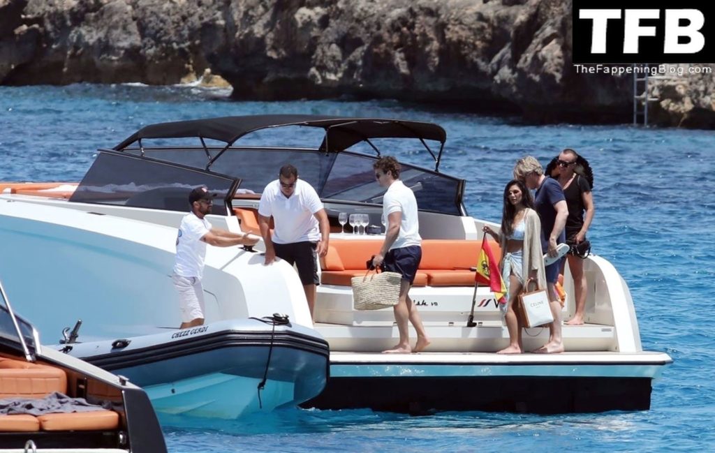 Nicole Scherzinger &amp; Thom Evans Enjoy a Holiday in Formentera (108 Photos)