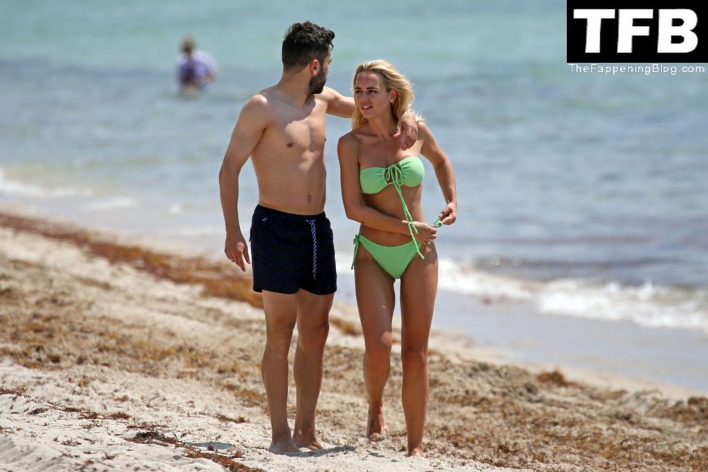 Romarey Ventura &amp; Jordi Alba Spend Some Time at the Beach in Miami (34 Photos)