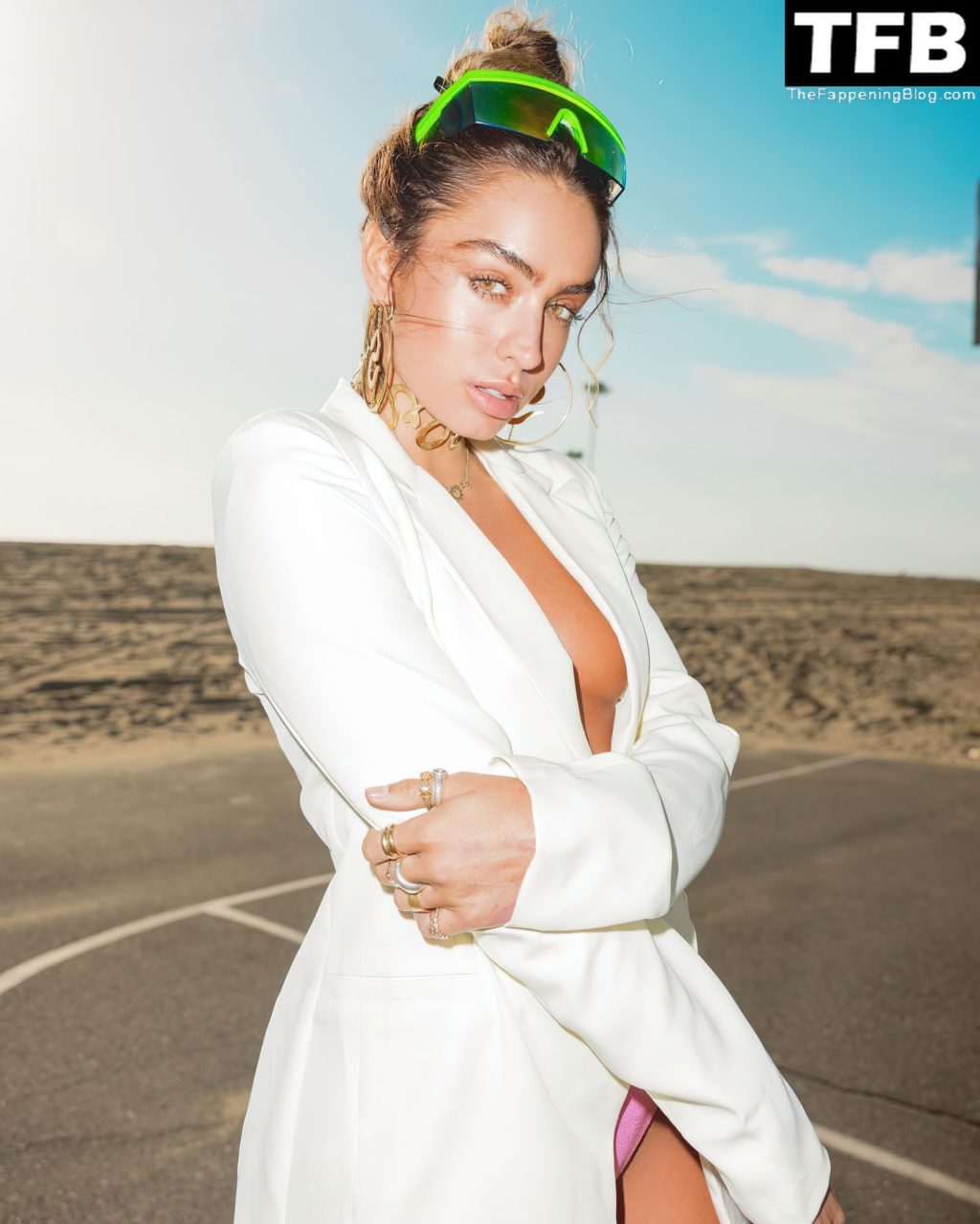 Sommer Ray Poses Braless (6 Photos)