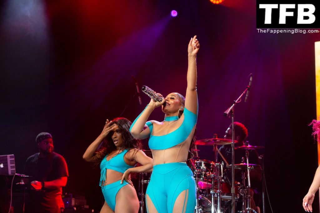 Braless Ashanti Preforms at Atlantis Paradise Island Music Making Waves Concert in the Bahamas (9 Photos)