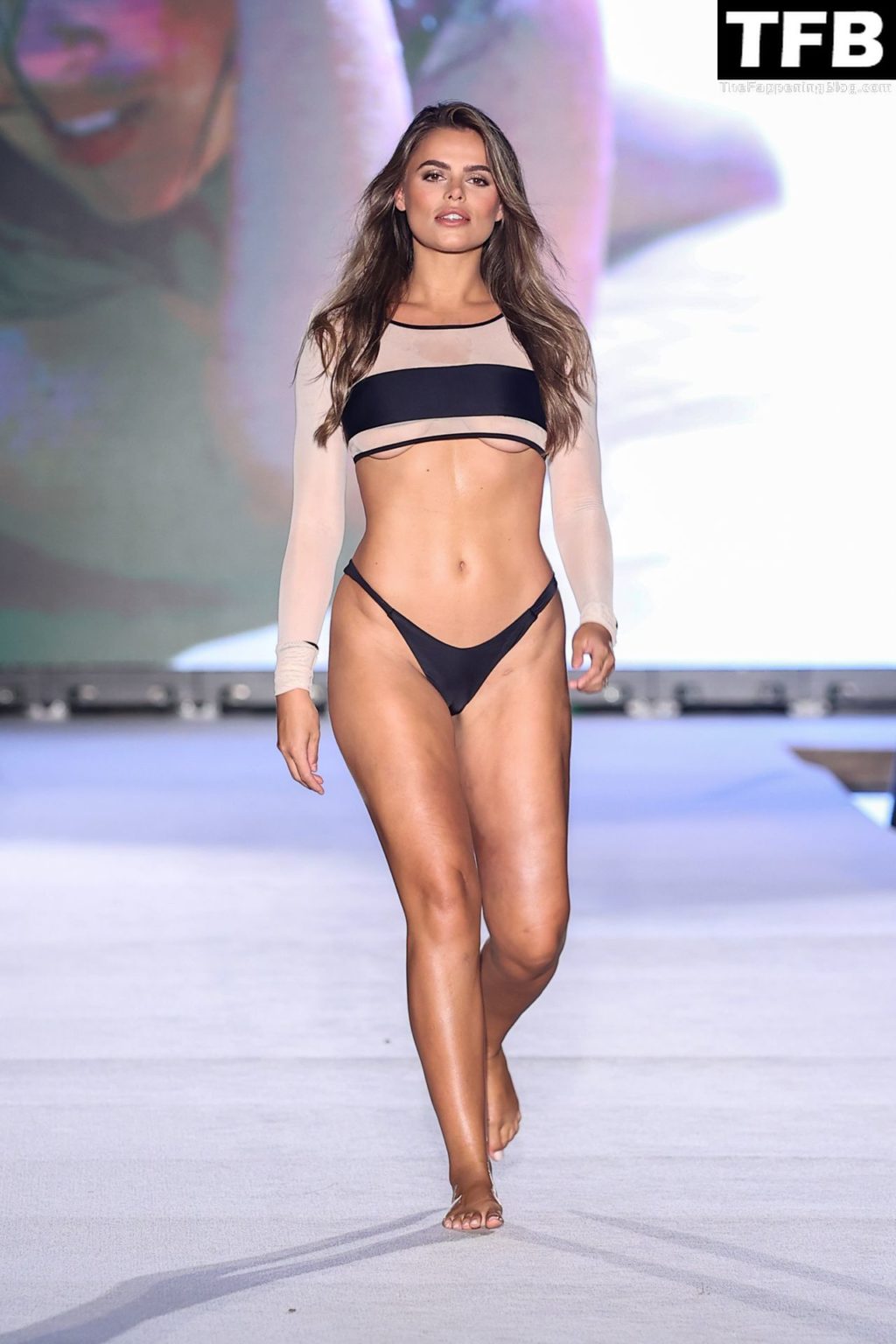 Brooks Nader Displays Her Sexy Figure at the Sports Illustrated Swimsuit Runway Show in Miami Beach (Photos)