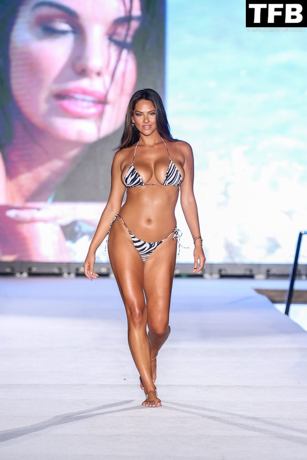 Christen Harper Flaunts Her Big Tits at the Sports Illustrated Swimsuit Runway Show (8 Photos)