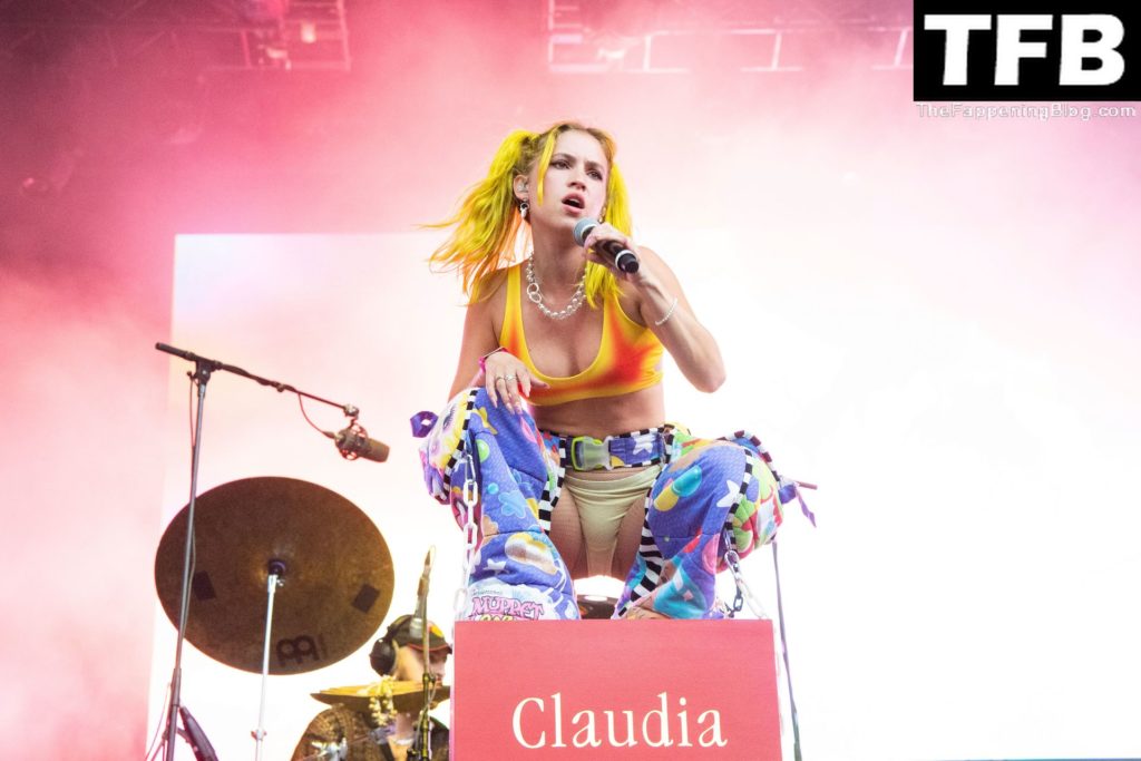 Claudia Bouvette Looks Hot on Stage at the Festival d’ete de Quebec (20 Photos)