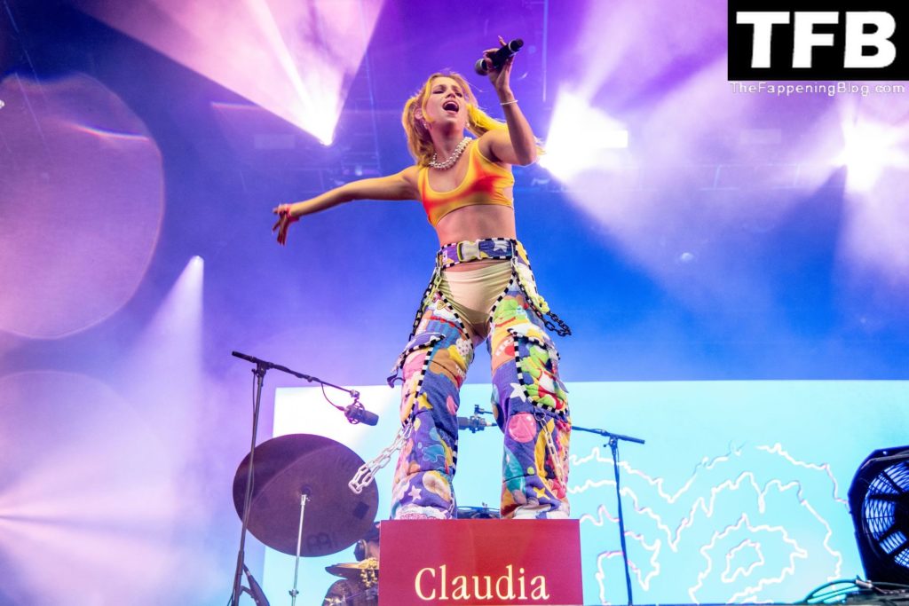 Claudia Bouvette Looks Hot on Stage at the Festival d’ete de Quebec (20 Photos)