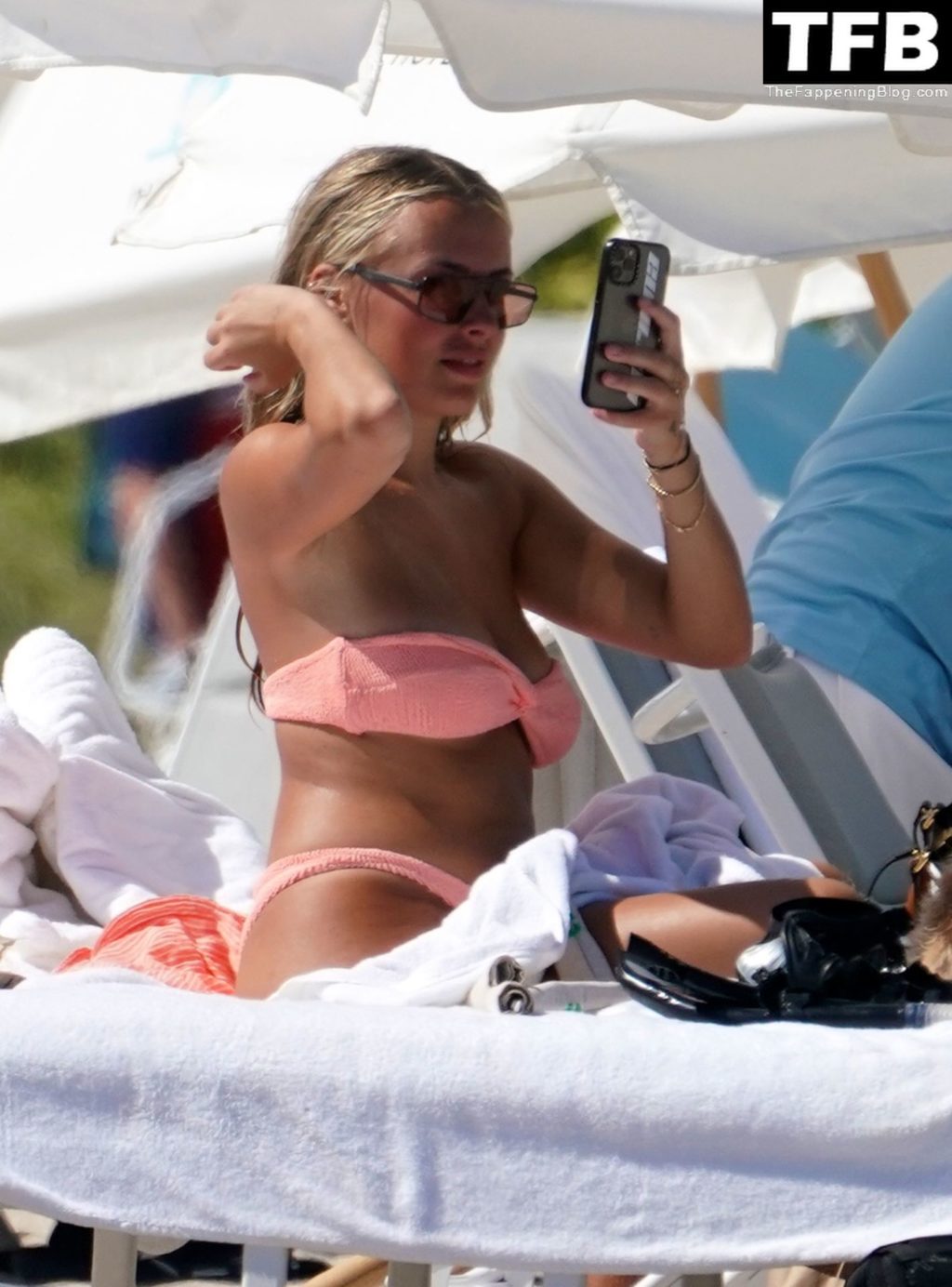 Corinna Kopf Relaxes at the Beach in Miami with Aircool (16 Photos)