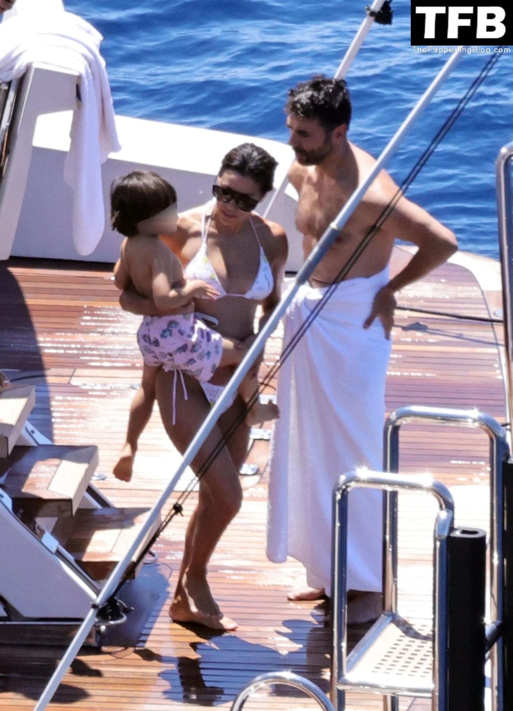 Eva Longoria Shows Off Her Sultry Figure Out on Her Family Holiday in Capri (62 Photos)