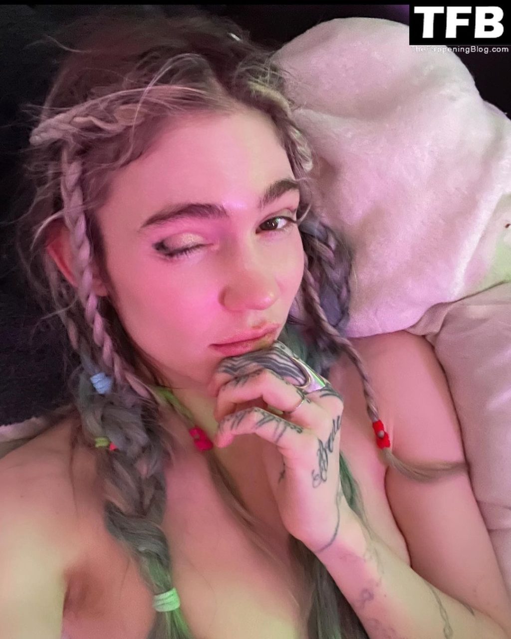 Grimes Sexy &amp; Topless Collection (11 Photos)