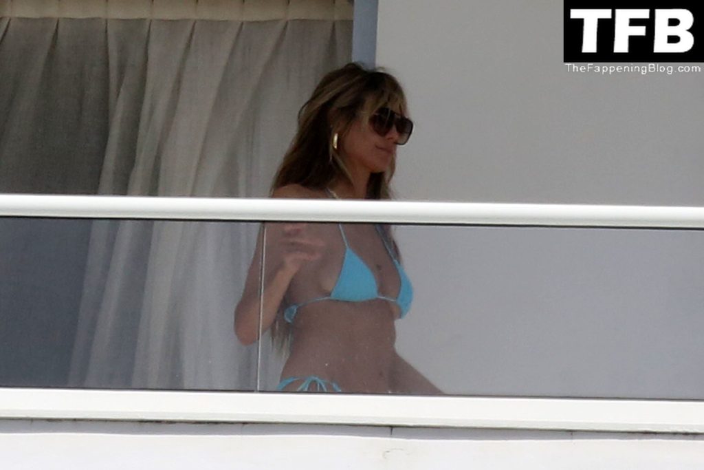Heidi Klum Flashes Her Nude Boob on a Balcony in Miami (17 Photos)